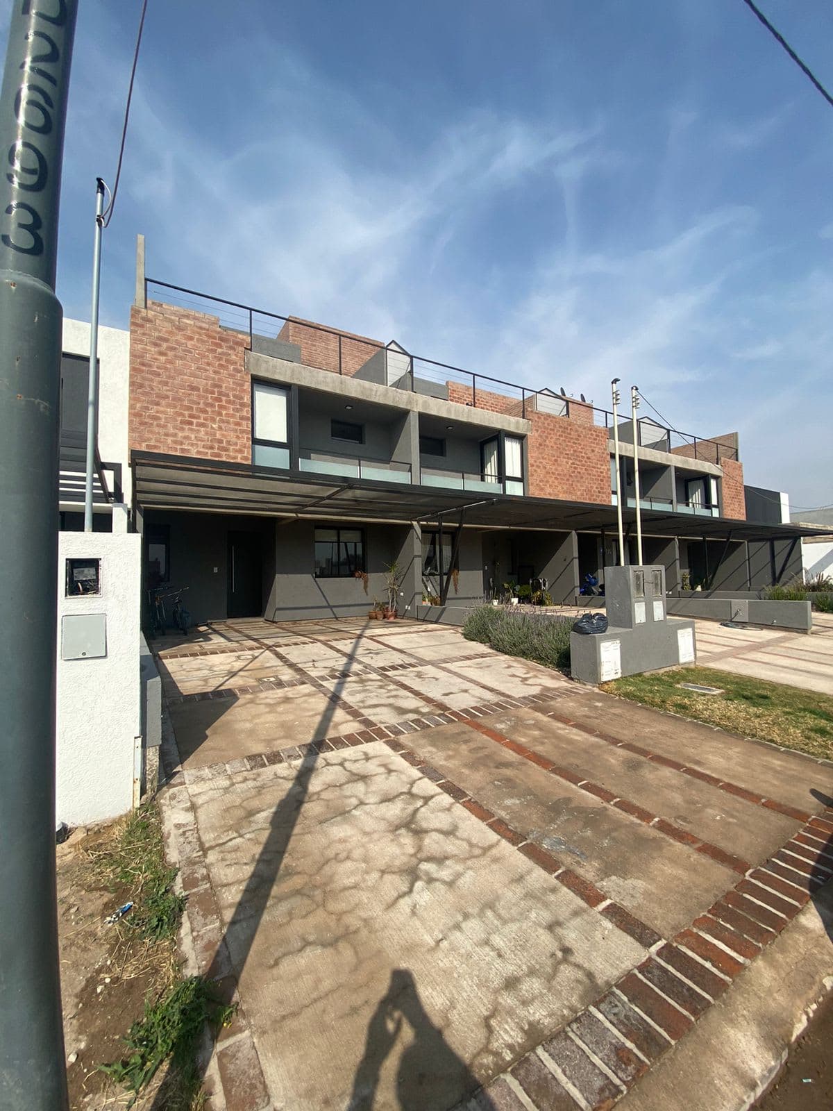 Sobre OHiggins, a 15 min del Centro. Barrio cerrado con seguridad 24hs y entorno familiar consolidado. - foto 4