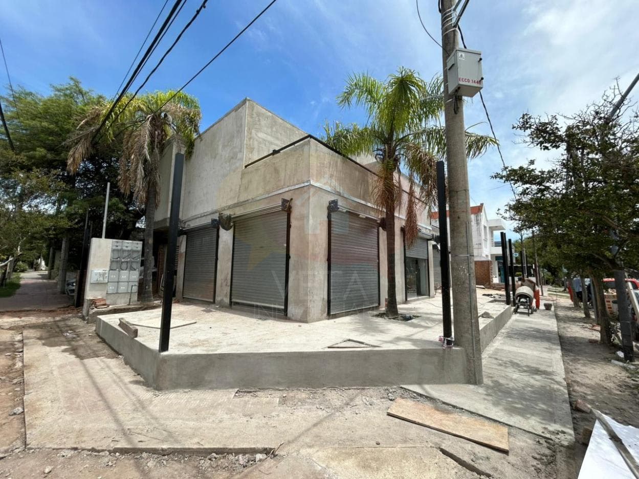 LOCALES COMERCIALES FRENTE A CLINICA VELEZ SARSFIELD EN ALQUILER A ESTRENAR B Parque Vélez Sarsfield - foto 1